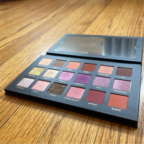 Huda Beauty Desert Dusk Eyeshaow Palette - Picture 3 of 4